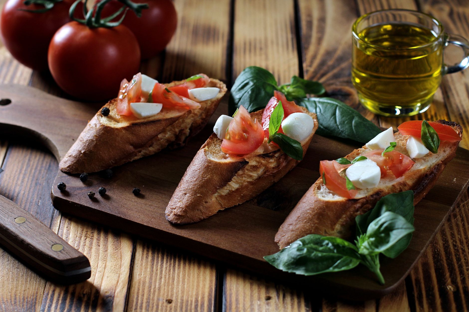 Tahtada domates ve mozzarella